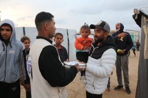Distributing meals to the refugees in Gaza